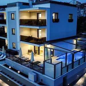 23 A Heated Pool , Trogir Kroatien